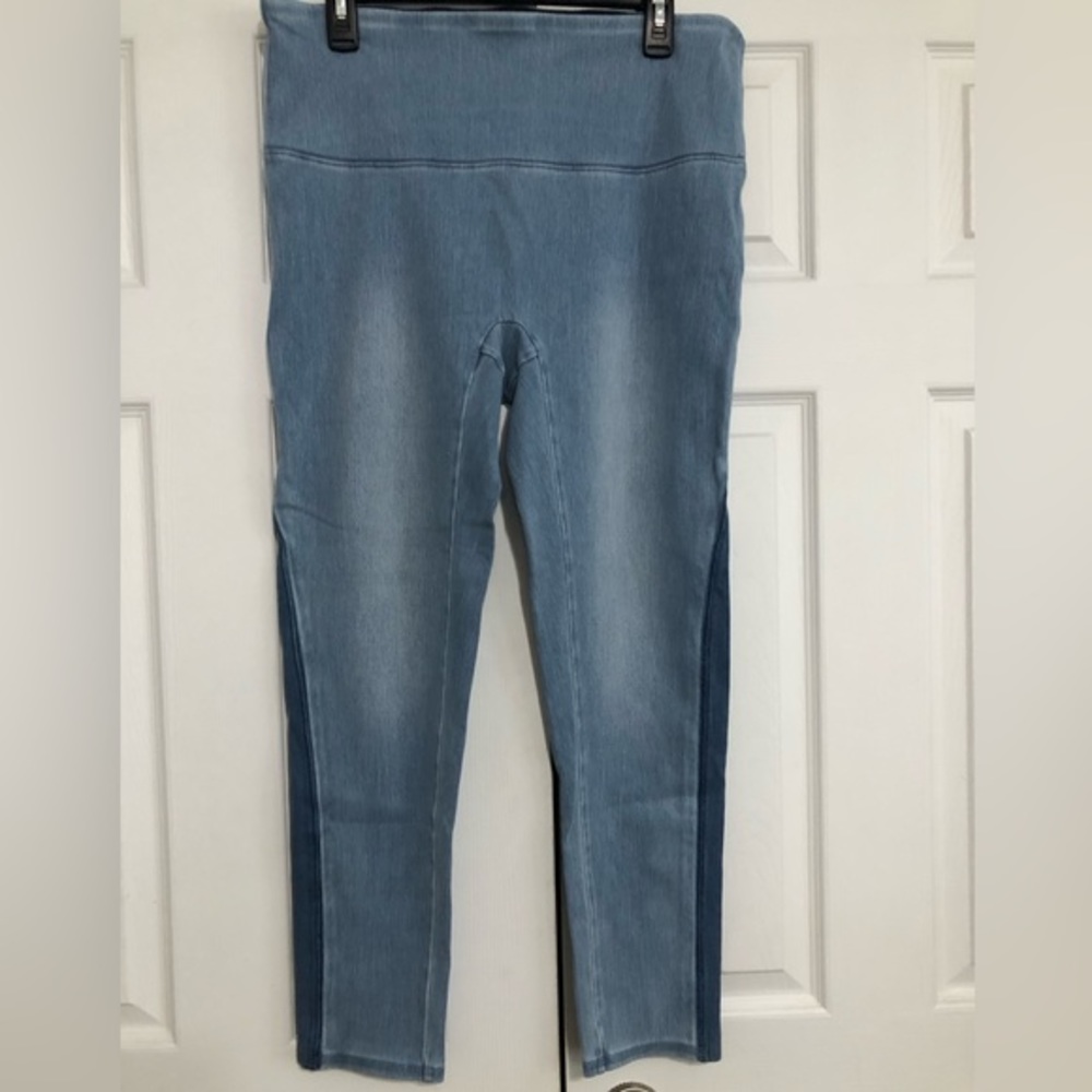 DG2 light wash jegging jeans size large. Pull on. Dark wash color detail on side